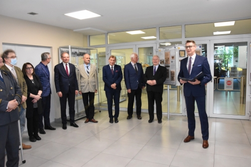 Oficjalne otwarcie wystawy przez Dyrektora BG. Kilka osób stoi w kręgu m.in. Władze Rektorskie AGH
